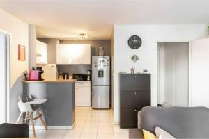图卢兹Appartement T2 40 m2 - Tout équipé et calme的厨房配有不锈钢冰箱和台面