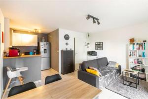 图卢兹Appartement T2 40 m2 - Tout équipé et calme的带沙发的客厅和厨房