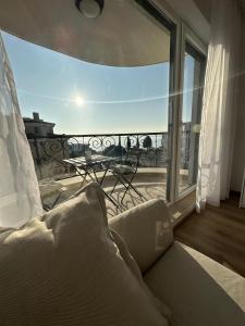切尔诺莫雷茨Cosy apartments with sea view in complex PANORAMA的带沙发和大窗户的客厅