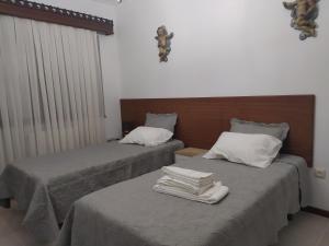 Vale de PorcoVivenda das Eiras的两张睡床彼此相邻,位于一个房间里