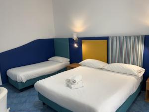 马奥莱奥西酒店的蓝色和白色的客房内的两张床