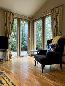 BallyorganBallyhoura Forest Home的客厅配有椅子和大窗户