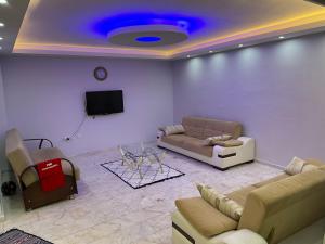 库萨达斯Can’s Homes的带沙发和平面电视的客厅