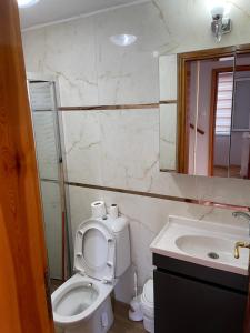 库萨达斯Can’s Homes的一间带卫生间、水槽和镜子的浴室