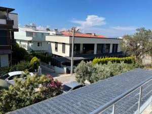 库萨达斯Can’s Homes的屋顶上设有太阳能电池板的房子的景色