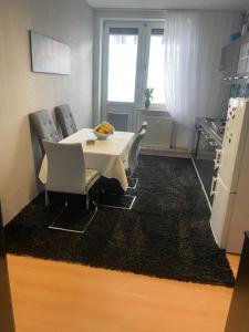 科布伦茨Ferienwohnung mit Whrpool的一间配备有白色桌椅的用餐室