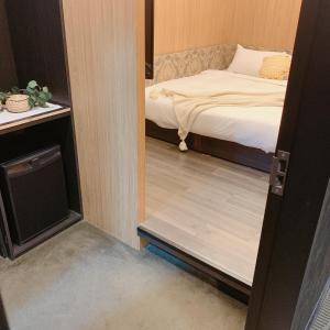 台北唯乐米窝的小房间设有一张床和一个小衣柜