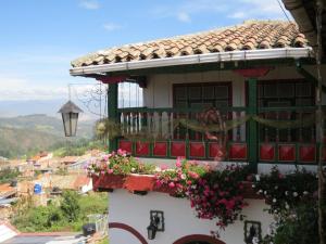 蒙圭Hotel Portón De Ocetá的一座房子,阳台上种着鲜花
