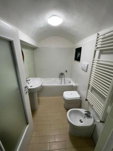 卡瓦德蒂雷尼Casa Marta的浴室配有卫生间、浴缸和水槽。
