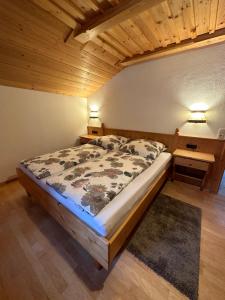 瓦尔兴湖Ferienwohnung Haus Reindl的一间卧室配有床和2个床头柜