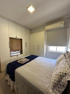 巴西利亚Flat em Brasília - Moderno e equipado的卧室设有一张白色大床和一扇窗户。