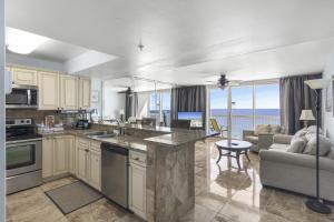 德斯坦Beach Front 18th Flr, Best Ocean View, New Upgrades的厨房和客厅,享有海景