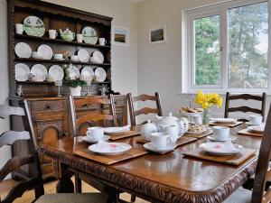 BronantGlennydd的用餐室配有木桌和餐具