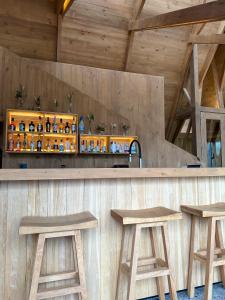 PueloTawa Refugio del Puelo的酒吧设有两张木凳和台面