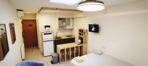 圣马蒂登普里斯罗拉公寓的小厨房配有白色冰箱和桌子