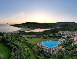 巴哈撒丁岛乐比安卡豪华度假酒店的享有带游泳池和海滩的度假村的空中景致