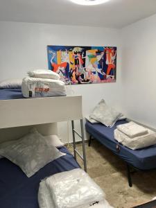 鲁伊德拉RUIDERA HOLIDAY的一间设有两张床的客房,墙上挂着一幅画
