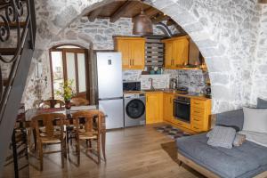 KrásionStefanis Guest House的厨房配有桌子和白色冰箱。