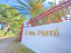 阿尔米罗斯海滩Villa Pami的墙上别墅公园的标志