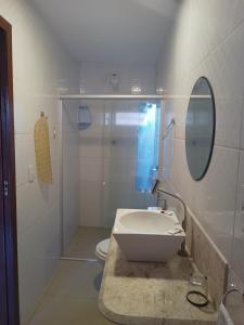 皮帕Pousada Mar Mai的白色的浴室设有水槽和卫生间。