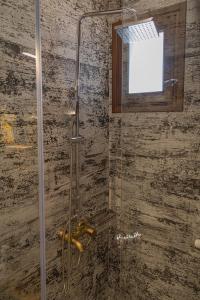 KrásionStefanis Guest House的浴室里设有玻璃门淋浴