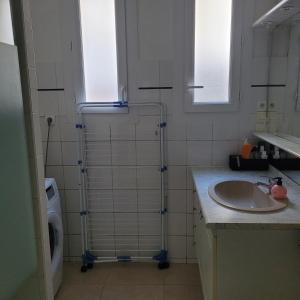 普瓦捷KeLi的浴室配有水槽和淋浴。