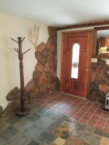 科罗拉多斯普林斯Your comfy home in Colorado Springs的一间设有石墙和木门的房间