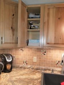 科罗拉多斯普林斯Your comfy home in Colorado Springs的厨房配有木制橱柜和台面