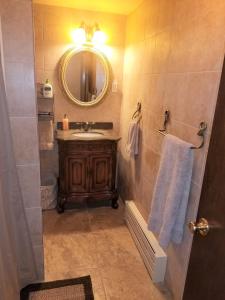科罗拉多斯普林斯Your comfy home in Colorado Springs的一间带水槽和镜子的浴室