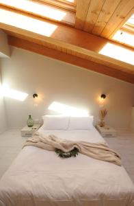 都灵Bene39的卧室配有带天窗的大型白色床。