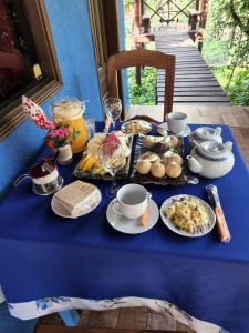 AreguáGranja Mi Retiro的一张蓝色桌子,上面有食物和饮料