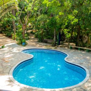 AreguáGranja Mi Retiro的一座树木繁茂的庭院内的游泳池