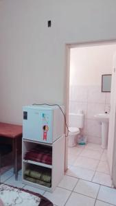 马里利亚Hotel Casa Grande Max的带卫生间的浴室内的小冰箱