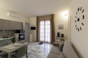 马尔萨拉Il Glicine的客厅配有沙发和桌子