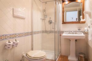 马拉泰亚戴尔梅拉维格力别墅酒店的带淋浴、卫生间和盥洗盆的浴室