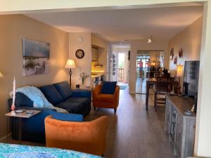 纳瓦拉Sunset Harbor Condo for 2-TOP FLOOR 1-309, Navarre Beach的一间带蓝色沙发的客厅和一间厨房