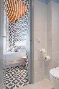 科尼尔-德拉弗龙特拉La Casa del Arco的小型浴室设有一张床和淋浴。
