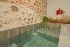 格拉纳达Casa de la Acequia by Florentia Homes的浴缸与喷泉