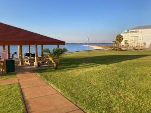 纳瓦拉Sunset Harbor Condo for 2-TOP FLOOR 1-309, Navarre Beach的一个带野餐桌和海洋的草坪