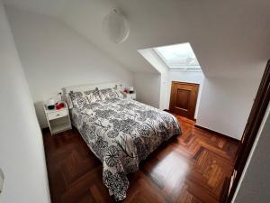 巴约讷ATICO muy luminoso e increíbles vistas的一间卧室配有一张带黑白色棉被的床