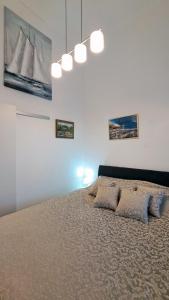 奥帕提亚Room soba u Opatiji Na Lipovici的一间卧室配有一张带两个枕头的床