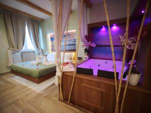 巴里Dream & Relax Villa Fiore的卧室配有床和浴缸