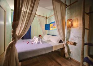 巴里Dream & Relax Villa Fiore的卧室配有一张带白色床单和窗帘的床。