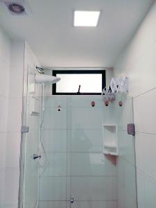 累西腓Home Boa Viagem的带淋浴的白色浴室和窗户。
