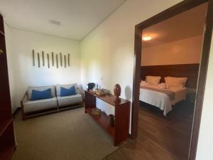 费尔南多 - 迪诺罗尼亚Pousada Lua Bela的一间卧室配有一张带蓝色枕头和镜子的床