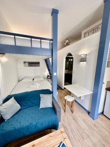 波尔多Le Piccolo, Centre-ville的一间卧室配有双层床和蓝色的沙发