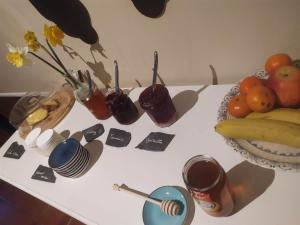 Le Manoir de Kérofil ** Gîte et chambres d'hôtes **的一张带水果和饮料的白色桌子