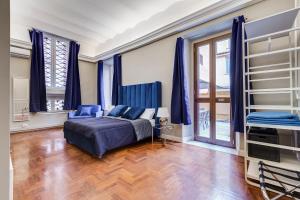 罗马SPANISH GARDEN的一间拥有蓝色窗帘的卧室和一张位于客房内的床