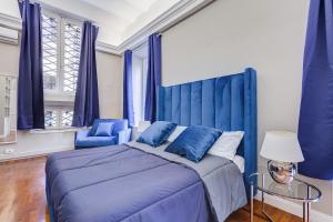 罗马SPANISH GARDEN的蓝色卧室,配有床和蓝色椅子