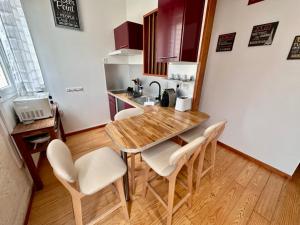 波尔多Le Woody, Centre-ville, Parking gratuit的厨房配有木桌和白色椅子